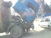 170110 LKW-Reparatur am Straßenrand in Kathmandu